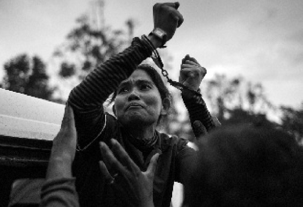 John Vink / Amnesty/ Yorm Bopha quitte la Cour d'appel après le premier jour de son procès, Cambodge, Phnom Penh, 2013.