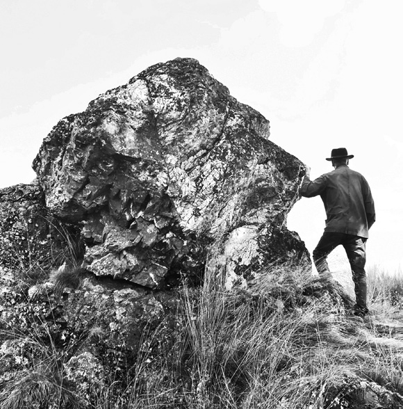 Jean-Pierre Ransonnet et La pierre de la Falhotte, 2024, exposition au LRS, photographie de Daniel Dutrieux 
