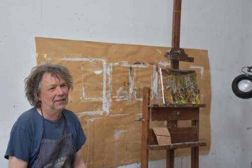 Photo de l'artiste dans son atelier